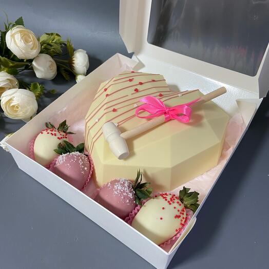 Шоколадное сердце -пиньята с клубникой в шоколаде