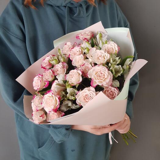 Букет из кустовой розы и альстромерии