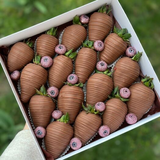 Chocolate-covered strawberries and blueberries with sequins