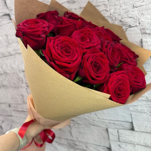 Красные розы в крафте♥️15 шт