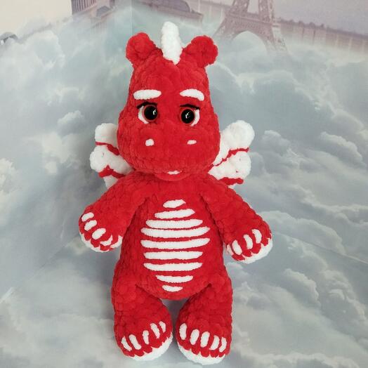 Вязаная игрушка красный дракон амигуруми