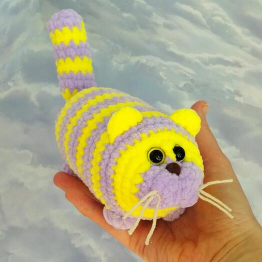 Вязаная игрушка кот-колбаса фиолетово-желтый