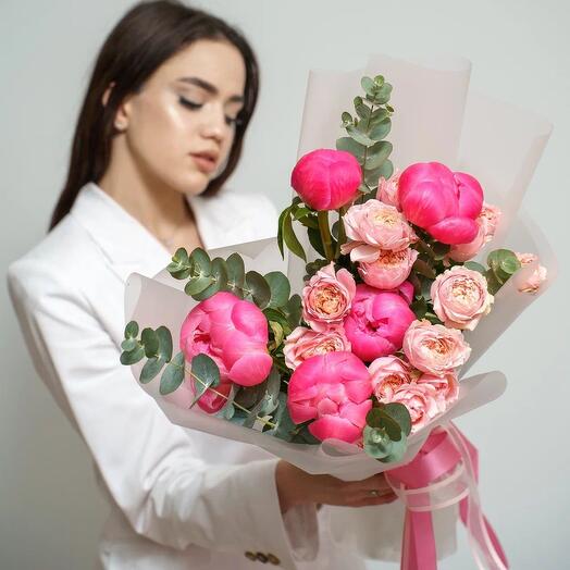 Коралловые пионы с розой Джульетта