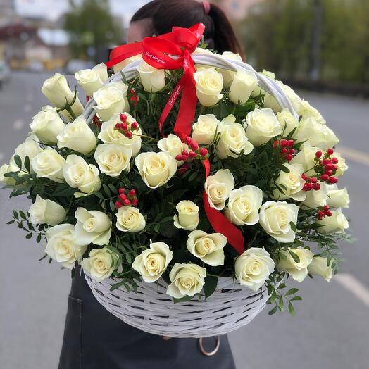 Белые розы в корзине