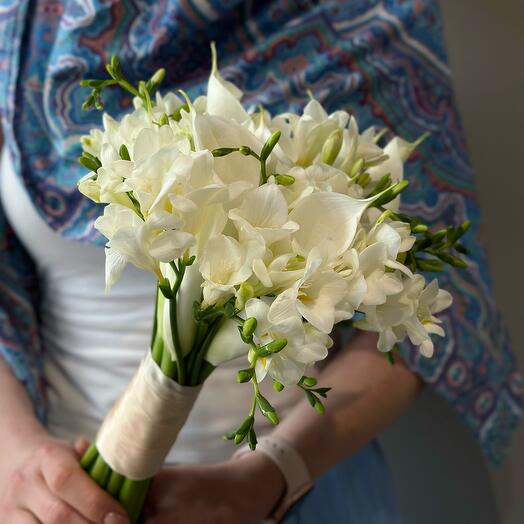 Букет невесты из Фрезии и Калл