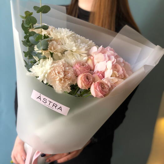 Ramo de rosas y hortensias