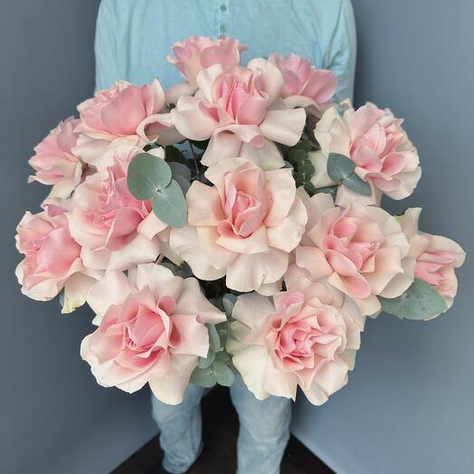 Корзина плетеная джутовая с нежно-розовыми французскими розами и эвкалиптом