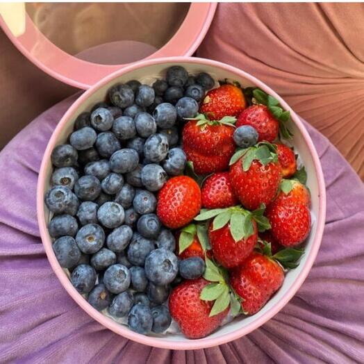 Клубника в коробке ягодный набор