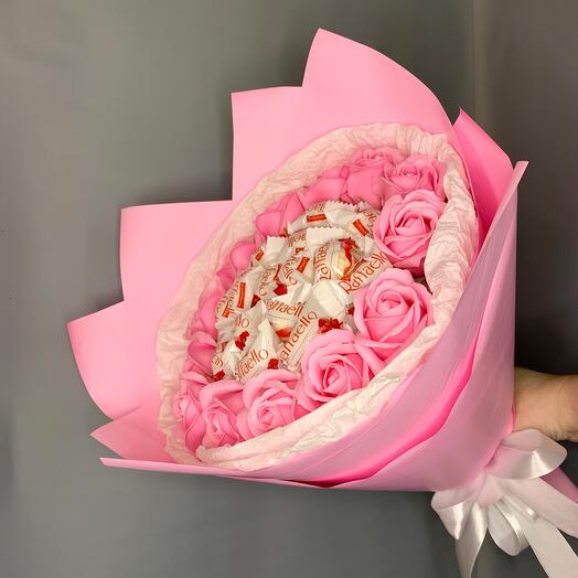 Букет Raffaello и розовые мыльные розы💕