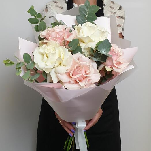 Rosas francesas blancas y Rosadas con eucalipto