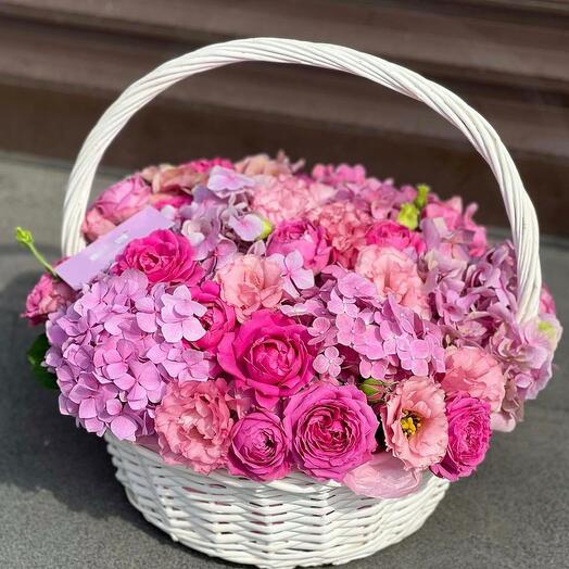 Изысканная корзина с розовыми цветами