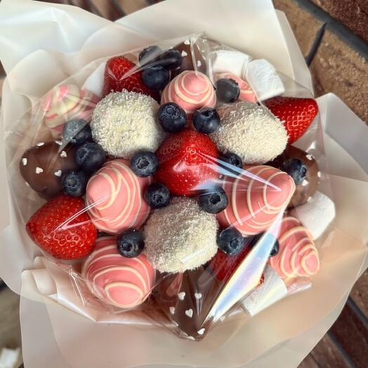 Bouquet of 19 strawberries, blueberries and marshmallows