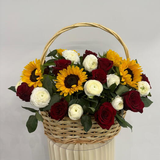 Cesta de girasoles con rosas