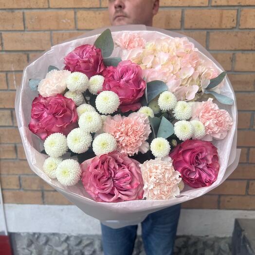 Авторский букет с пионовидными розами, гортензией, диантусами и хризантемой