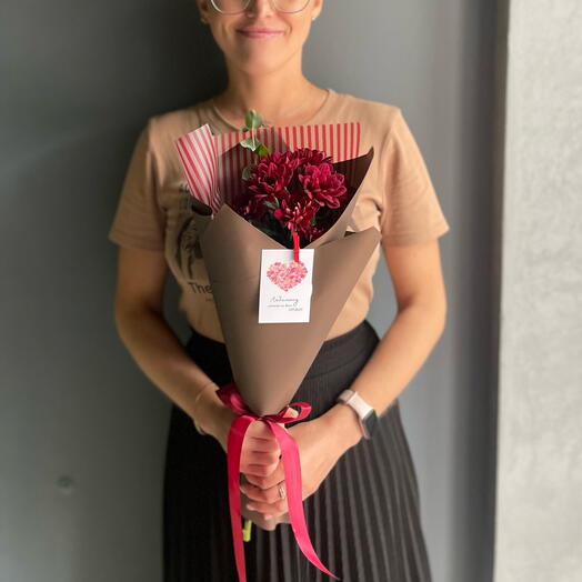 Букет из 1 красной хризантемы  с эвкалиптом