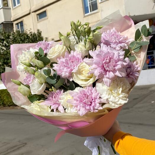 Букет с белыми розами, эустомой и сиреневыми хризантемами