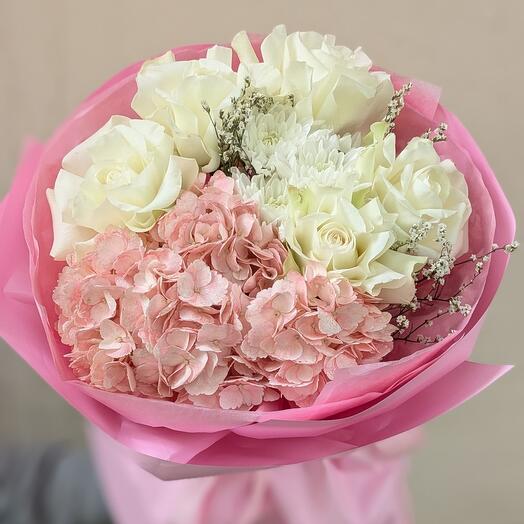 "Взбитые сливки" - Нежный букет с гортензией и розами