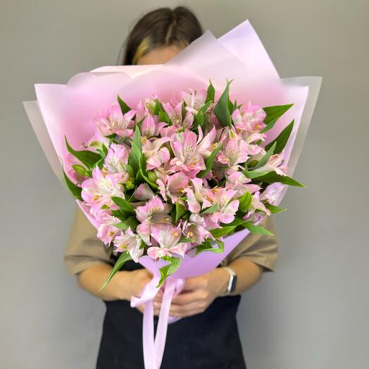 Нежно розовая альстромерия