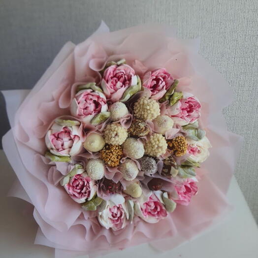 Букет из клубники и зефирных цветов нежность