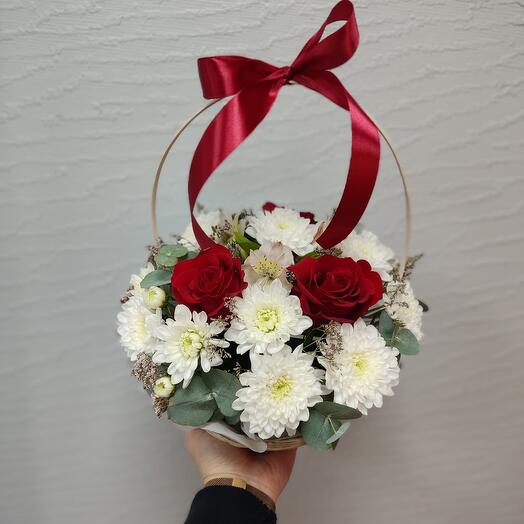 Cesta de rosas y crisantemos