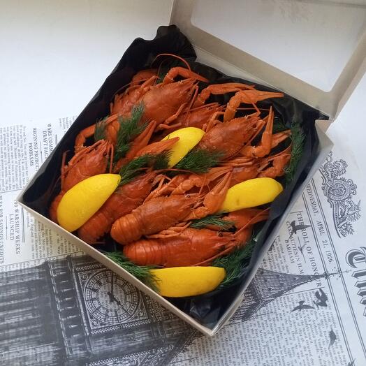 Коробочка со свежими раками