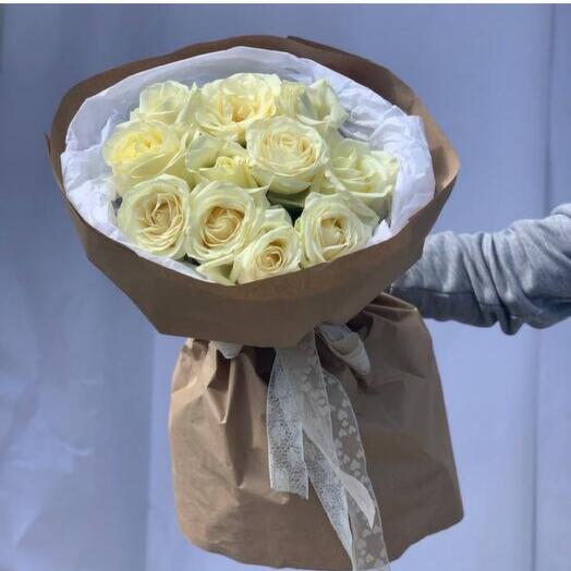 Букет из белых роз в крафте 11шт