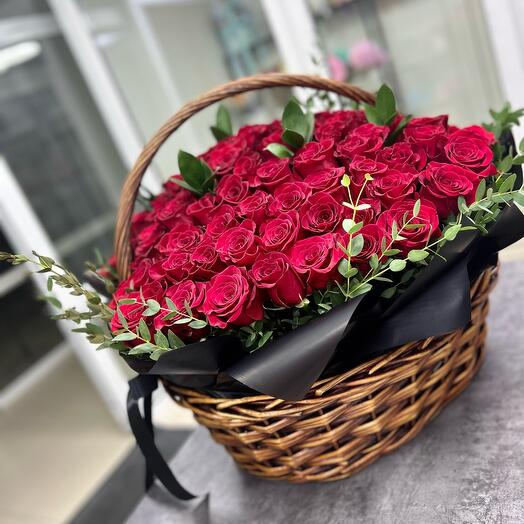Корзина с красными розами