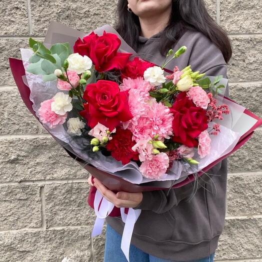 Букет «Загадка» с розами, лизиантусом, диантусами и хризантемой