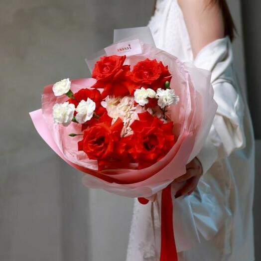 Авторский букет из красных роз и гортензии