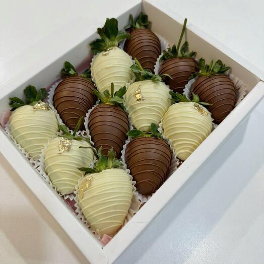 Клубника в шоколаде с драже "Black White"