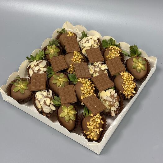 Клубника в шоколаде &quot;Nut&quot;(16-20 ягод)