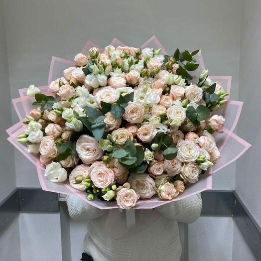 Невероятно красивый букет ихз кустовых пионовидных роз и эустом