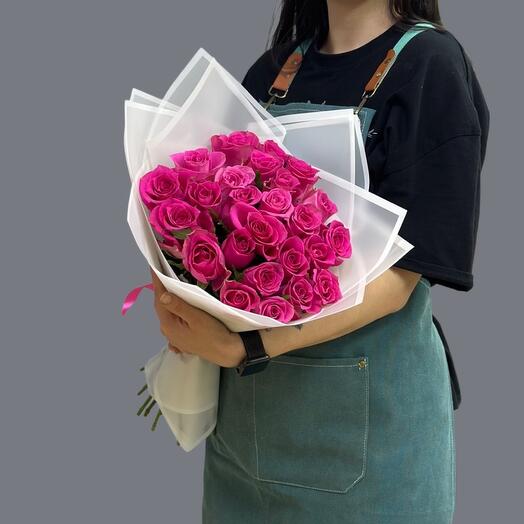 Букет из 25 малиновых роз с оформлением