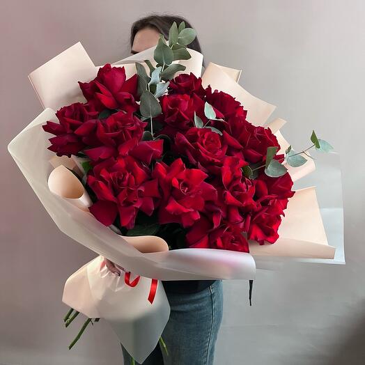 Monobucket of red French roses size L