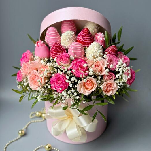 Букет из клубники в бельгийском шоколаде 13 ягод и кустовой розы 🌸