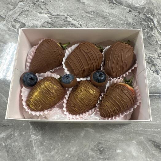 Клубника и голубика 🫐 в молочном шоколаде callebaut🍫