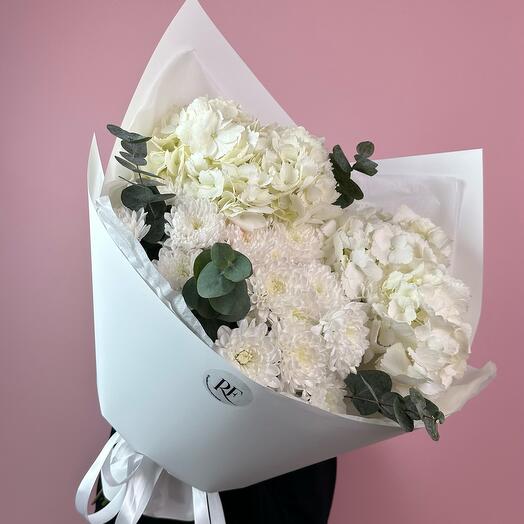 Сборный букет из гортензии и кустовых хризантем