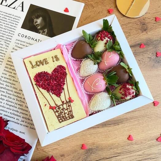 Набор из клубники в шоколаде и арт шоколадки «Love is»
