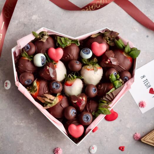 Fresas cubiertas de chocolate en forma de corazón el 14 de febrero para su amada novia, esposa, novia