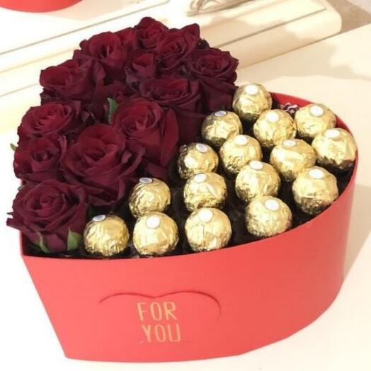 Красные розы с конфетами ферерро роше Ferrero Rocher в форме сердца