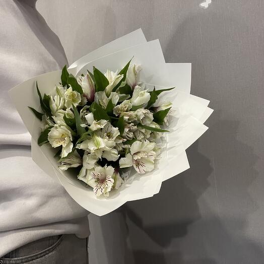 7 alstroemeria blanca en un paquete blanco