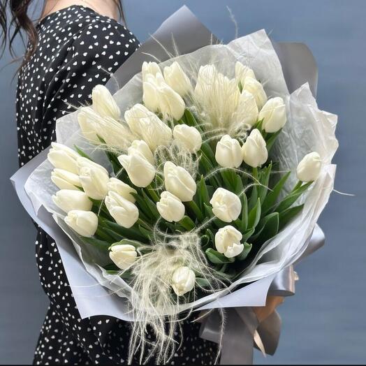 Букет белых тюльпанов со стифой