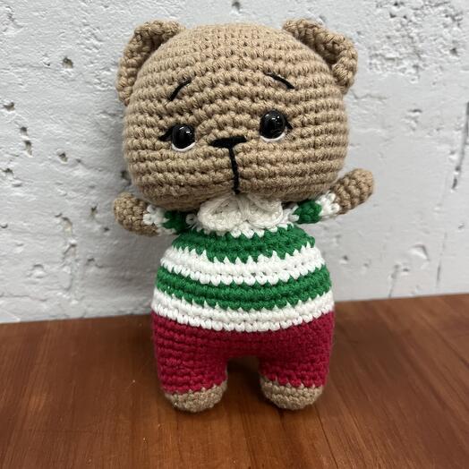 Вязаная игрушка «медвежонок в костюме»