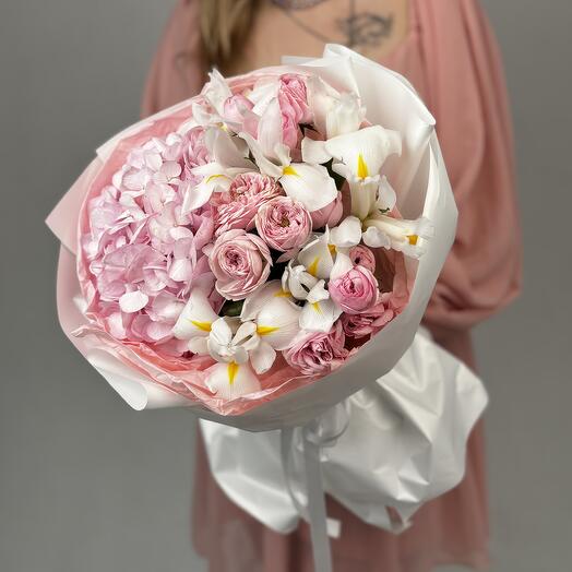 Ramo con iris, hortensias y rosas en forma de peonía