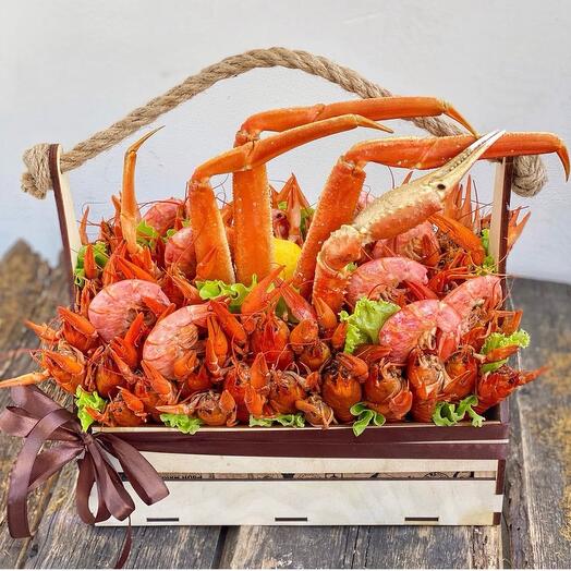Раки и моремпродукты в подарочном ящике