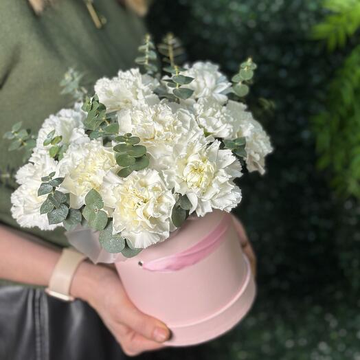 Цветы в коробке. Диантус 15 шт, эвкалипт