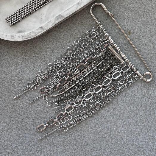 Брошь-булавка с цепями и стразами