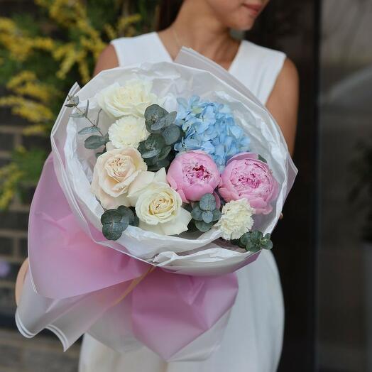 Букет с пионами и гортензией