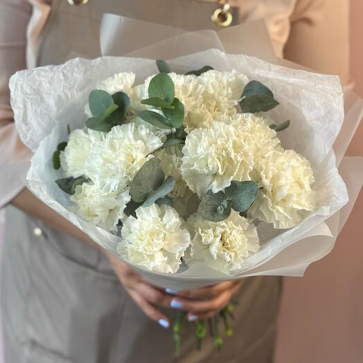 Букет из 15 белых диантусов с эвкалиптом