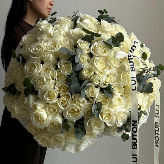 101 белая роза с эвкалиптом